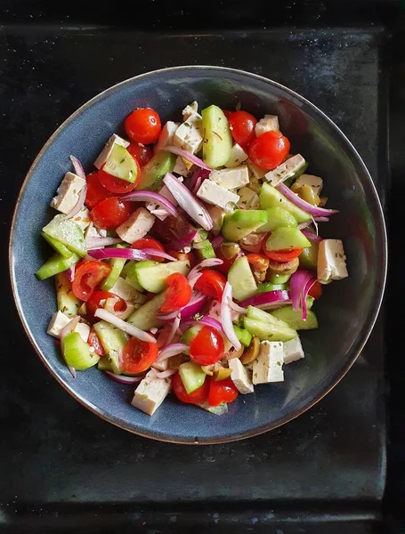 Salatalık, soğan, domates ve peynirli taze Yunan salatası. sağlıklı yiyecekler.