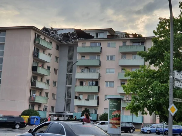 Menschen Auf Der Straße Betrachten Schäden Mehrfamilienhaus Nach Orkan Rüsselsheim — Stockfoto