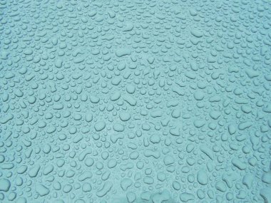 Dolu çerçeve ve makro olarak renkli su damlaları