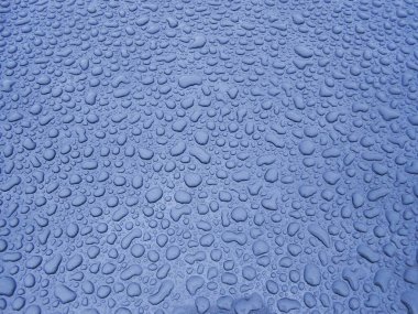 Dolu çerçeve ve makro olarak renkli su damlaları