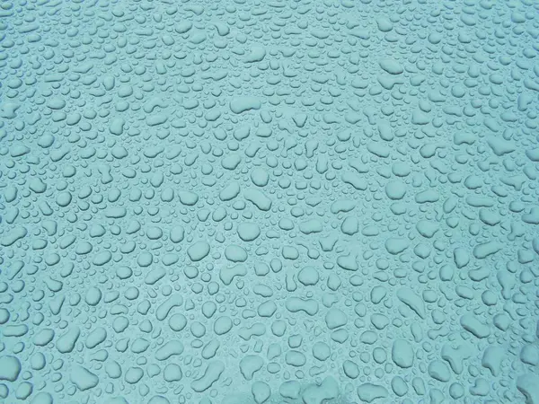 Dolu çerçeve ve makro olarak renkli su damlaları