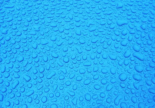 Dolu çerçeve ve makro olarak renkli su damlaları