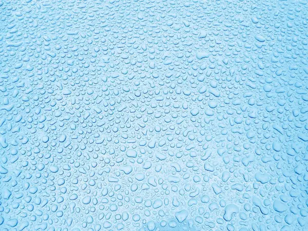 Dolu çerçeve ve makro olarak renkli su damlaları