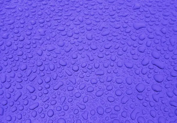 Dolu çerçeve ve makro olarak renkli su damlaları