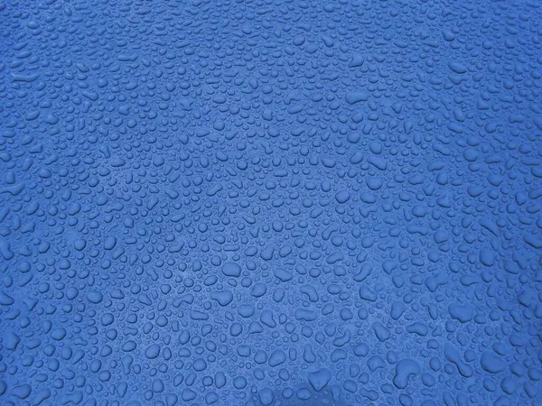 Dolu çerçeve ve makro olarak renkli su damlaları