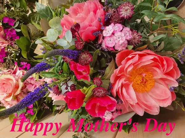 Renkli çiçekler ve mesajlarla Anneler Günü tebrik kartı