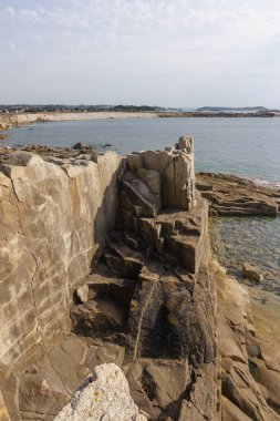Fransa, Brittany, Tregastel yakınlarındaki Cote de Granit Rose sahilindeki Pointe de Castel Erek 'te tuhaf keskin kaya oluşumu.
