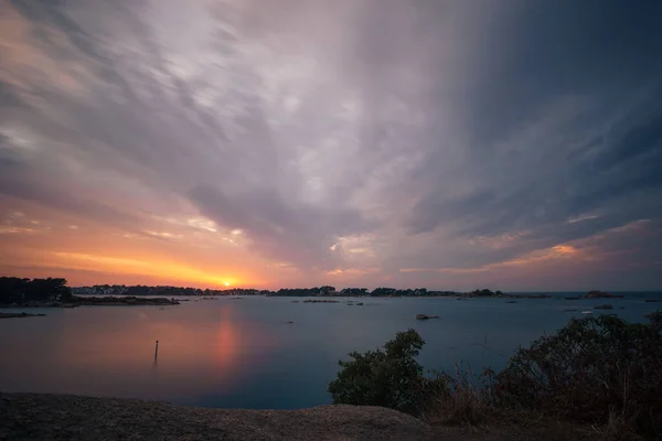 Dlouhé Vystavení Večerní Oblohy Mraky Zálivu Ploumanac Během Západu Slunce — Stock fotografie