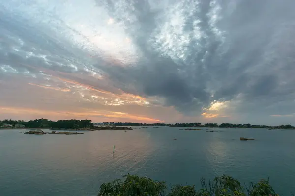 法国布列塔尼岛科特 格拉尼特 布列塔尼岛的夏夜日落时分的普洛马纳克湾 — 图库照片