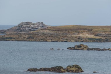 Fransa 'nın Callot, Carantec, Brittany adasından görülen Fransız kıyılarındaki küçük kaya adaları