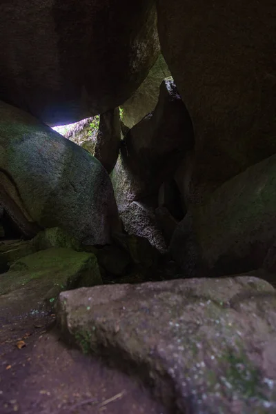 Cueva Dentro Del Bosque Cuentos Huelgoat Bretaña Francia — Foto de Stock