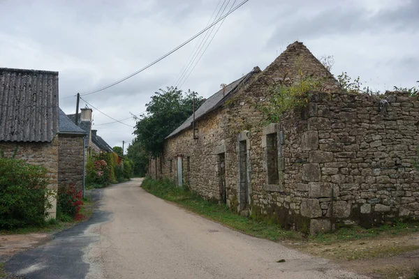 Kernevez村 法国布列塔尼 Botmeur 有街道的传统石屋 — 图库照片