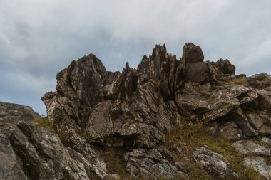 Bulutlu bir sonbahar akşamında Roc 'h Trevezel zirvesinde Rocky manzara, Parc naturel bölgesel d' Armorique, Fransa