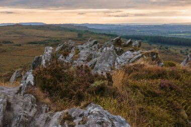 Roc 'h Trevezel zirvesinde bir sonbahar akşamı gün batımında, Parc naturel bölgesel d' Armorique, Brittany, Fransa