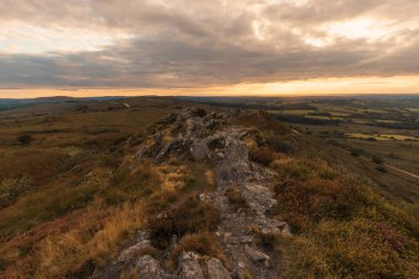 Roc 'h Trevezel zirvesinde bir sonbahar akşamı gün batımında, Parc naturel bölgesel d' Armorique, Brittany, Fransa