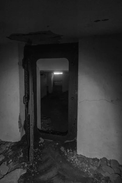 Fotografia Preto Branco Dentro Antigo Bunker Wwii Militar Com Porta — Fotografia de Stock