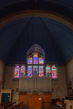 Eski güzel kilise Eglise Saint-Remi ya da St. Riok mavi ahşap tavanlı ve renkli pencereli Camaret-sur-Mer, Brittany, Fransa