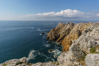 Güneşli bir yaz gününde Pointe de Pen-Hir 'in sahil şeridinde, Camaret-sur-Mer, Parc naturel bölgesel Armorique, Brittany, Fransa