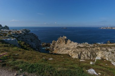 Pointe de Pen-Hir sahilinde güneşli bir günde deniz ve kaya oluşumları, Camaret-sur-Mer, Parc naturel bölgesel Armorique, Brittany, Fransa