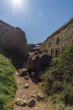 Terk edilmiş Almanya 2. Dünya Savaşı sığınağı Camaret-sur-Mer yakınlarındaki Atlantik kıyısında, Crozon yarımadası, Brittany, Fransa