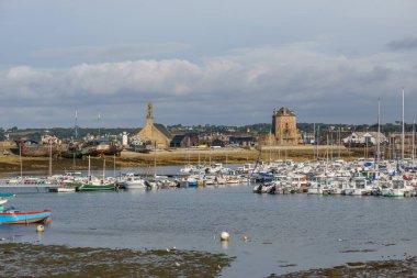 Camaret-sur-Mer Limanı su yüzeyinde yelkenli tekneleri ve kilise ve kulesi, Crozon yarımadası, Finistere, Brittany, Fransa