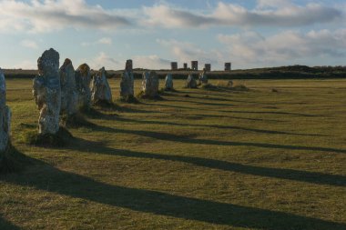 Altın saat boyunca menhir taşlarının hizalanması, Camaret-sur-Mer, Brittany, Fransa