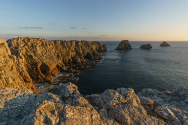Güneş batarken Pointe de Pen-Hir 'deki sahil şeridine bakın, Camaret-sur-Mer, Parc naturel bölgesel Armorique, Brittany, Fransa