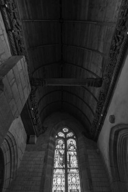 Tipik güzel Breton Kilisesi Chapelle Sainte-Marie-du-Menez-Hom adlı siyah beyaz ahşap tavanlı Plomodiern, Brittany, Fransa