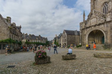 Tipik güzel Breton Flamboyant Gotik kilisesi Eglise Saint-Ronan adında küçük bir ortaçağ köyü olan Locronan, Brittany, Fransa