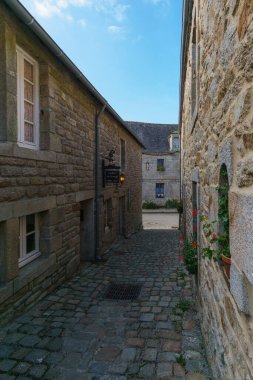 Locronan, Brittany, Fransa 'nın küçük güzel köyünde kaldırımları olan ortaçağ caddesi.