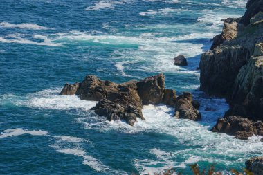 Pointe du Van, Plogoff, Finistere, Brittany, Fransa 'da deniz dalgalarının kıyılarındaki kayalar