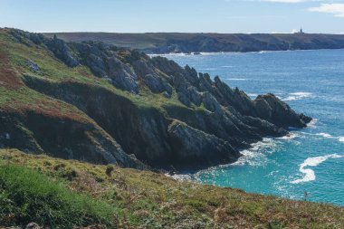 Pointe du Raz, güneşli bir günde Pointe du Van sahilinden görüldüğü gibi, Plogoff, Brittany, Fransa