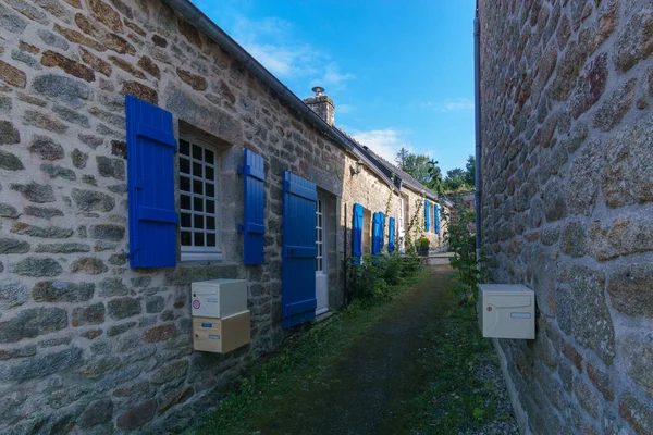 中世の家ロクロナン ブルターニュ フランスの小さな美しい村の窓に青い木製のシャッター — ストック写真