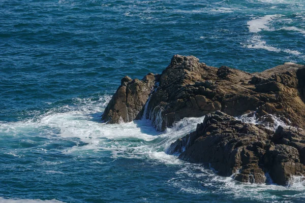 Klippor Vid Kusten Vågorna Havet Vid Pointe Van Plogoff Finistere — Stockfoto