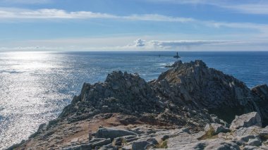 Pointe du Raz ve Vieille deniz feneri, Plogoff, Finistere, Brittany, Fransa sahillerinde kayalıklı deniz manzarası