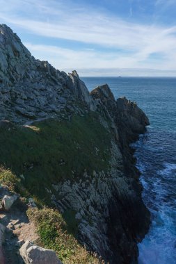 Pointe du Raz sahilindeki kayalar Atlantik Okyanusu, Plogoff, Finistere, Brittany, Fransa