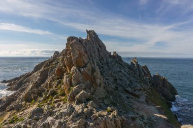 Pointe du Raz sahilindeki kayalar Atlantik Okyanusu, Plogoff, Finistere, Brittany, Fransa