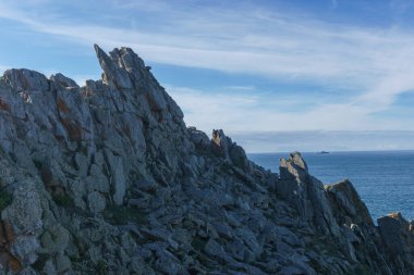 Pointe du Raz sahilindeki kayalar Atlantik Okyanusu, Plogoff, Finistere, Brittany, Fransa