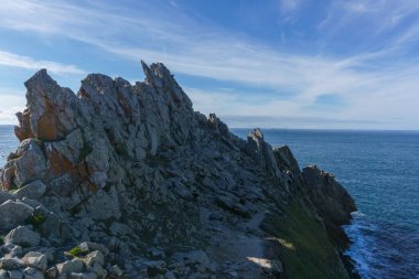 Pointe du Raz sahilindeki kayalar, yürüyüş yolu ve Atlantik Okyanusu manzaralı, Plogoff, Finistere, Brittany, Fransa