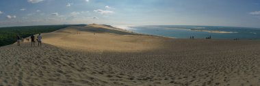 Avrupa 'nın en büyük kum tepesi olan Dune du Pilat' taki turistler, çam ormanları ve deniz manzaralı, Arcachon, Yeni Aquitaine, Fransa