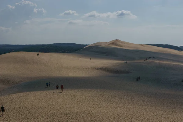 Τουρίστες Που Στέκονται Στο Dune Pilat Μεγαλύτερο Αμμόλοφο Στην Ευρώπη — Φωτογραφία Αρχείου