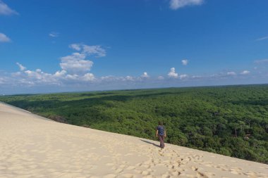 Avrupa 'nın en büyük kum tepesi olan Dune du Pilat' taki turist, çam ormanı ve deniz manzaralı, Arcachon, Yeni Aquitaine, Fransa
