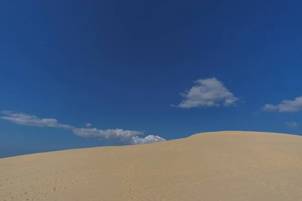 Αμμόλοφος Και Γαλάζιος Συννεφιασμένος Ουρανός Dune Pilat Arcachon Nouvelle Aquitaine — Φωτογραφία Αρχείου
