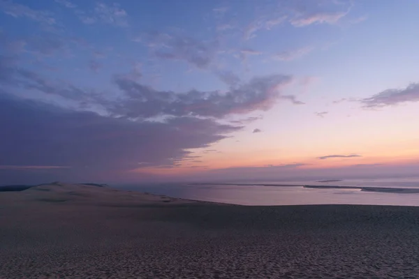 Λυκόφως Μετά Ηλιοβασίλεμα Θέα Στη Θάλασσα Ένα Τεράστιο Φυσικό Σχηματισμό — Φωτογραφία Αρχείου