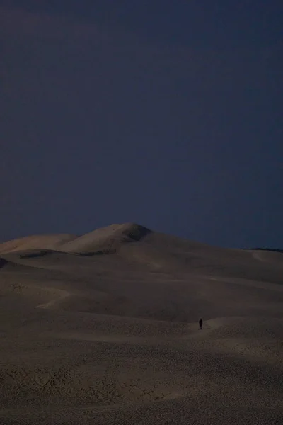 Одинокий Силуэт Человека Идущего Огромной Песчаной Формации Dune Pilat Освещенной — стоковое фото