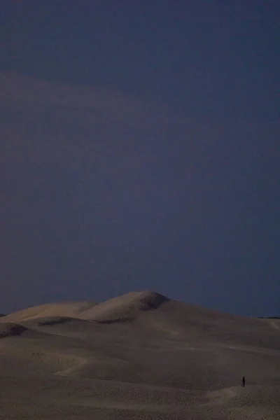 프랑스 아키텐의 아르카 달빛이 비추는 포메이션 사람의 실루엣 — 스톡 사진