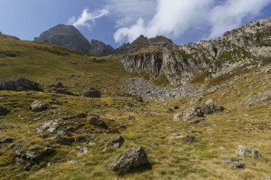 Güzel bir sonbahar gününde, Vallee du Soussoueou dağının güzel manzarası, Artouste, Nouvelle-Aquitaine, Fransa