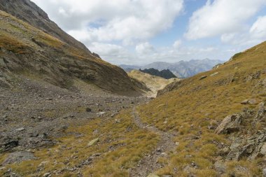 Güzel bir sonbahar gününde Col de Lurien 'de güzel bir dağ manzarası yürüyüş patikası, Artouste, Yeni Aquitaine, Fransa