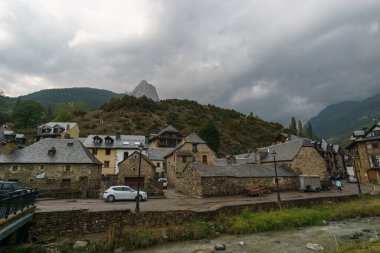 Pirenes Dağları 'ndaki Sallent de Gallego kasabasının sokak manzarası, Alto Gallego, Huesca, Aragon, İspanya