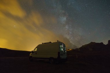 Gece gökyüzünde Samanyolu 'nun karavanı, Pyrenees Dağları' nda Col du Pourtalet, Yeni Aquitaine, Fransa